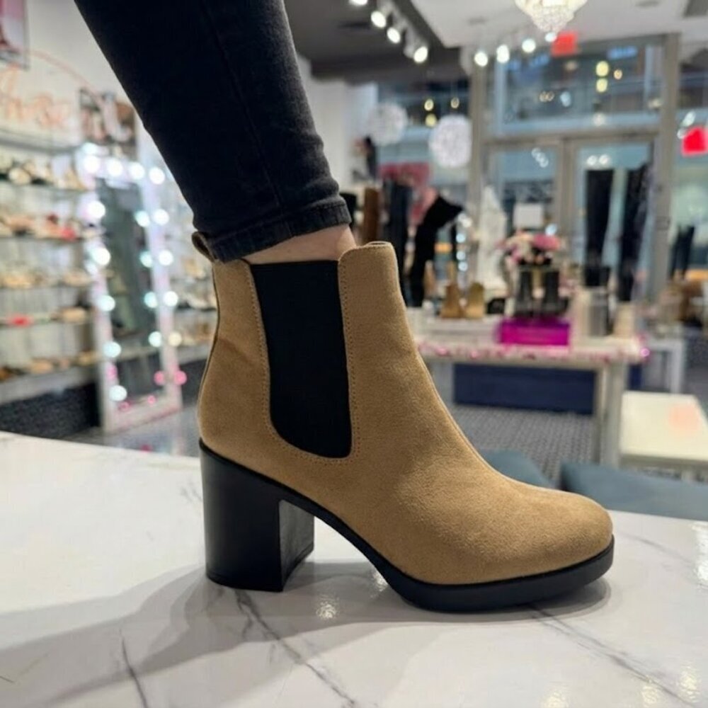NWT SODA Tan Suede Chunky Heel Ankle Boots 3.5" Heel